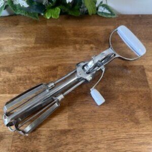 Vintage Chrome Hand Crank Egg‎ Beater – White Handle Retro Kitchen Mixer Tool